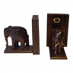 Par de suportes para livros em ébano esculpido representando elefantes com presas em marfim. 18 x 24 x 11 cm.