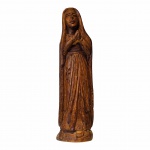 Nossa Senhora esculpida madeira. Peça de feitura ingênua, exemplar clássico da arte popular brasileira. 64 cm.