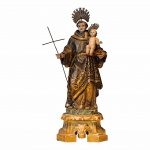 Santo Antônio com Menino. Imagem esculpida em madeira policromada e resplendores de prata. Portugal, Séc. XIX. 30 cm.