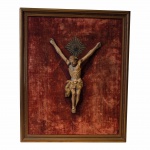 Cristo. Imagem esculpida em madeira com policromia e esmaltagem rubi em relevo. Possivelmente Minas Gerais, Séc. XVIII. 30 x 21,5 cm.
