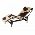 Charles-Edouard Jeanneret (Le Corbusier) - LC4. Chaise com estrutura em metal cromado assento em couro natural de vaca malhada. Assinada e marcada LC4 BR / 544. 65 x 60 x 65 cm.