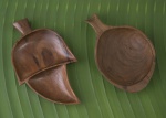 Duas petisqueiras em jacarandá, uma com divisória. Brasil, c. 1950. 4 x 21 x 13,5 cm e 2,4 x 24 x 14 cm.