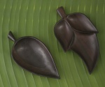 Duas petisqueiras folha em jacarandá, uma com três divisórias. Brasil, c. 1950. 3 x 22 x 10,5 cm e 2 x 24,5 x 13 cm.