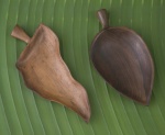 Duas petisqueiras folha em jcarandá da Bahia. Brasil, c. 1950. 3 x 22 x 12 cm e 2,5 x 26 x 13 cm.