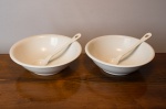 Lote composto por quatro peças em porcelana branca. Duas saladeiras inglesas da manufatura J. & G Meakin e duas colheres de porcelana. 10 x 34 cm (saladeiras).