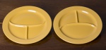 Fiestaware. Par de pratos norte-americanos de coleção, em cerâmica esmaltada na cor amarelo, com divisórias. E.U.A, c. 1940. 26,5 cm.