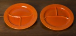Fiestaware. Par de pratos norte-americanos de coleção, em cerâmica esmaltada na cor laranja, com divisórias. E.U.A, c. 1940. 26,5 cm.