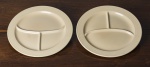 Fiestaware. Par de pratos norte-americanos de coleção, em cerâmica esmaltada na cor bege, com divisórias. E.U.A, c. 1940. 26,5 cm.