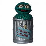 Weiss. "Cookie Crumbs". Pote de biscoito em cerâmica representando "Gugu" (Oscar the Grouch), personagem do desenho animado Vila Sésamo. Brasil, c. 1970. 34 x 18 cm