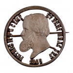 Casa Imperial Brasileira. Interessante pendentif executado pelo apurado recorte de uma moeda de 2.000 Reis de 1889. 3,5 cm.