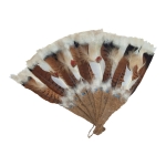 Família Imperial. Interessante leque com varetas de palha agregada e folhas apresentando penas de ave finalizadas por plumas.  30 cm. 