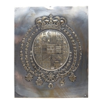 Casa Real Espanhola. D. Carlos III - Placa de metal espessurada com Brasão de Armas completo em relevo, do  Rei da Espanha. D. Carlos III era avô de Dona Carlota Joaquina - Rainha de Portugal. 15 x 12 cm.