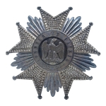 Família Imperial. Ordem francesa de prata lavrada com a inscrição "Honeur et Patrie" e a águia imperial ao centro. Aproximadamente 8,5 x 8,5 cm.