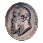 Família Imperial. Medalha europeia de prata. Anverso: "Luitpold Prinz RegentVon Bayern". Reverso: "In Treve Fest 1905".  Formato oval. 38 x 32 cm.