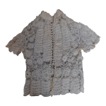 Camisa infantil em renda bordada  e botões em crochê. 46 cm.       