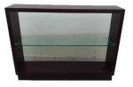 Aparador moderno em madeira com prateleira interna em vidro, medindo: 1,31 m x 98 cm x 30 cm