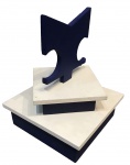 RUBEM VALENTIM - Escultura acrílico s/ madeira, medindo: 35 cm alt. x 29 cm x 29 cm