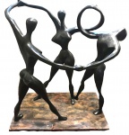 CESCHIATTI, Alfredo (1918-1989) Escultura em bronze "As três Graças". Base em madeira, Assinada Med. 133 x 120 x 70 cm.