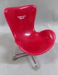 MINIATURA DE DESIGN- cadeira miniatura de design de material sintético, medindo 14 cm.