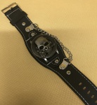 O.T.SEA - Raro relógio pulseira, estilo rock, tampo em caveira em alto relevo, funcionando e sem uso.