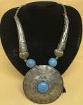 Lindo colar de prata e pedra azul, com 50 cm comp.