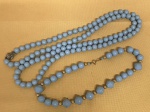 Par de colares de esferas azuis, com 42 cm e 1,10 m comp.