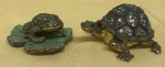 Par de diferentes caixas esmaltadas em forma de sapo e tartaruga, medindo: 9 e 7 cm comp.