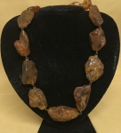 Lindo colar em resina imitando pedras, com 56 cm comp.