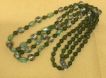 Lindo colar de vidro possivelmente murano na cor verde, com 1,40 m comp.