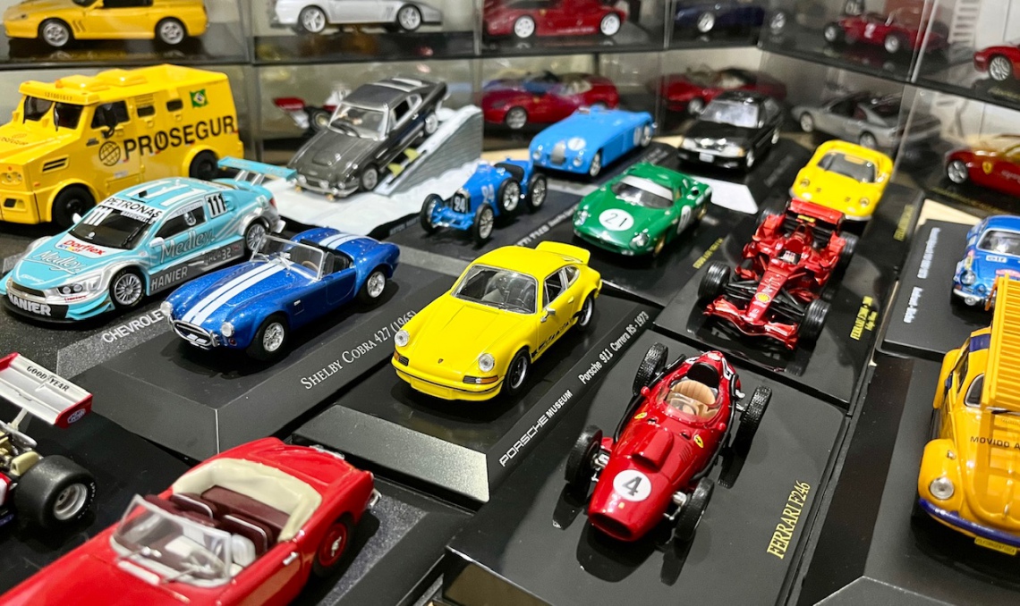 LEILÃO DE MINIATURAS COLECIONÁVEIS BONEQUINHA DE LUXO