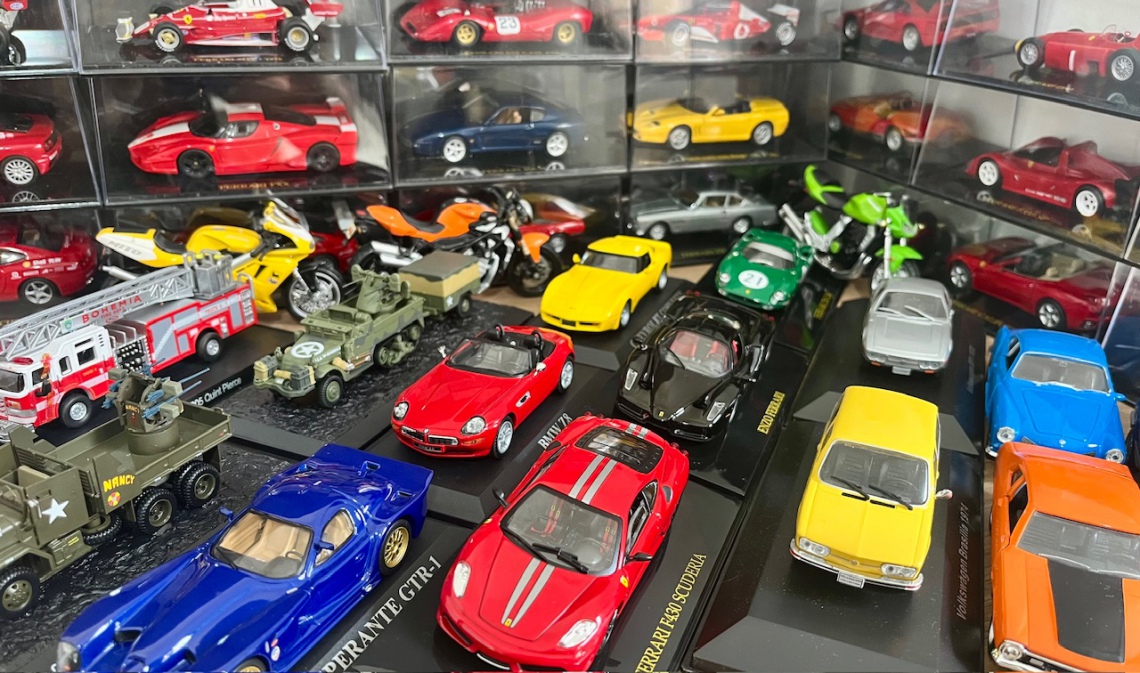 LEILÃO DE MINIATURAS COLECIONÁVEIS BONEQUINHA DE LUXO