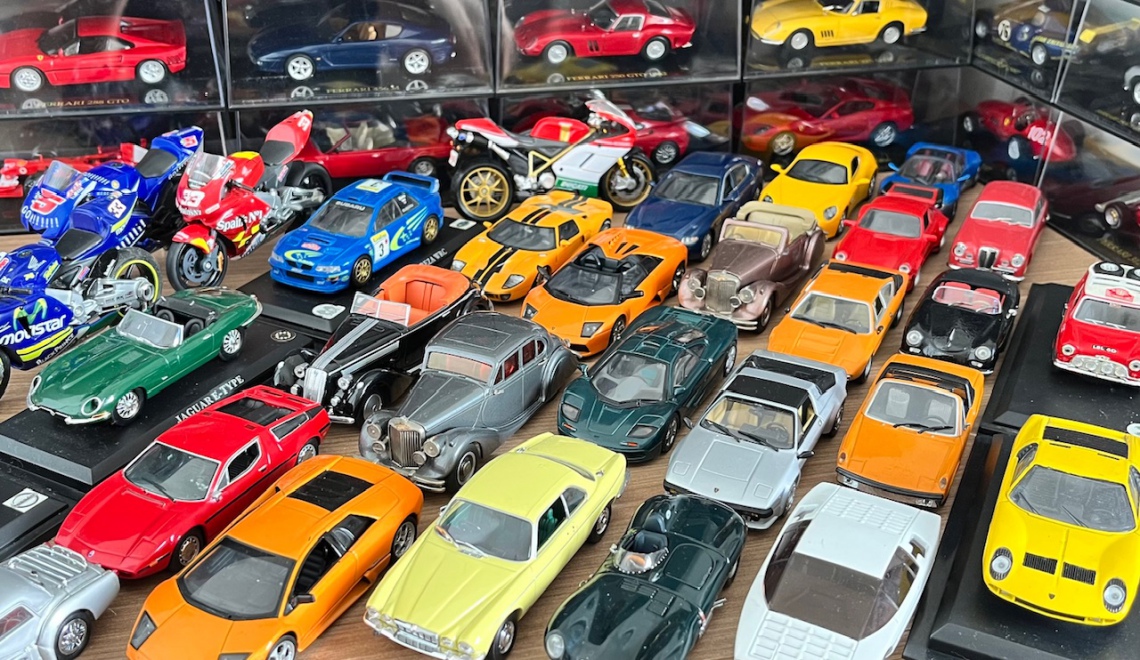 LEILÃO DE MINIATURAS COLECIONÁVEIS BONEQUINHA DE LUXO