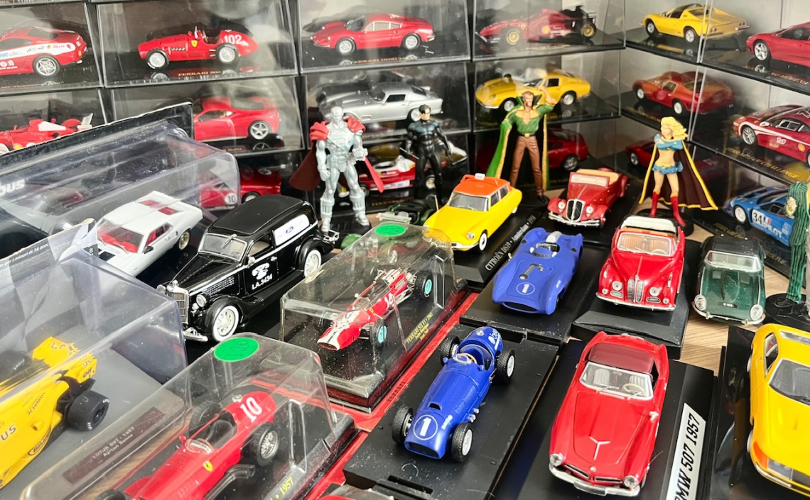 LEILÃO DE MINIATURAS COLECIONÁVEIS BONEQUINHA DE LUXO