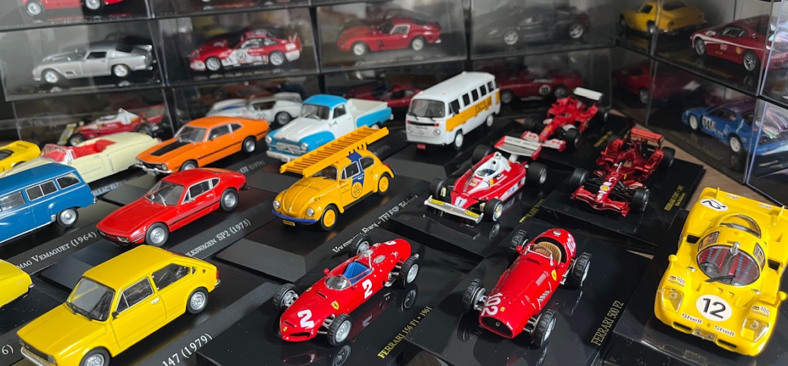 LEILÃO DE MINIATURAS COLECIONÁVEIS BONEQUINHA DE LUXO