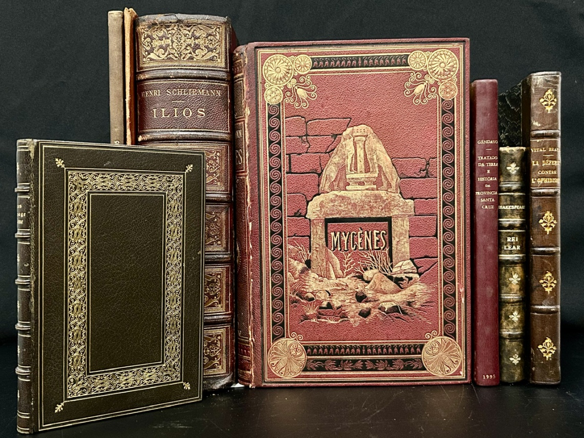 LEILÃO DE LIVROS RAROS, PRIMEIRAS EDIÇÕES DE LITERATURAS AUTOGRAFADAS, GRAVURAS E DOCUMENTOS.