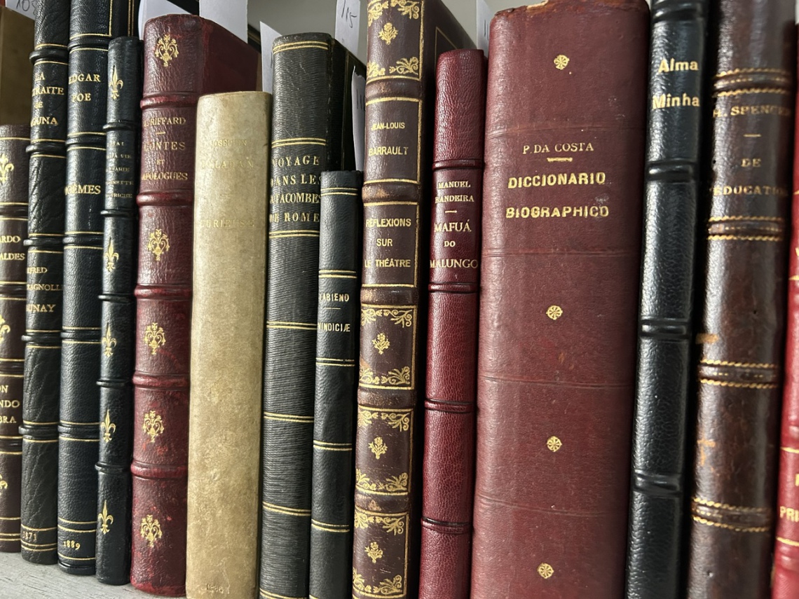 LEILÃO DE LIVROS RAROS, PRIMEIRAS EDIÇÕES DE LITERATURAS AUTOGRAFADAS, GRAVURAS E DOCUMENTOS.