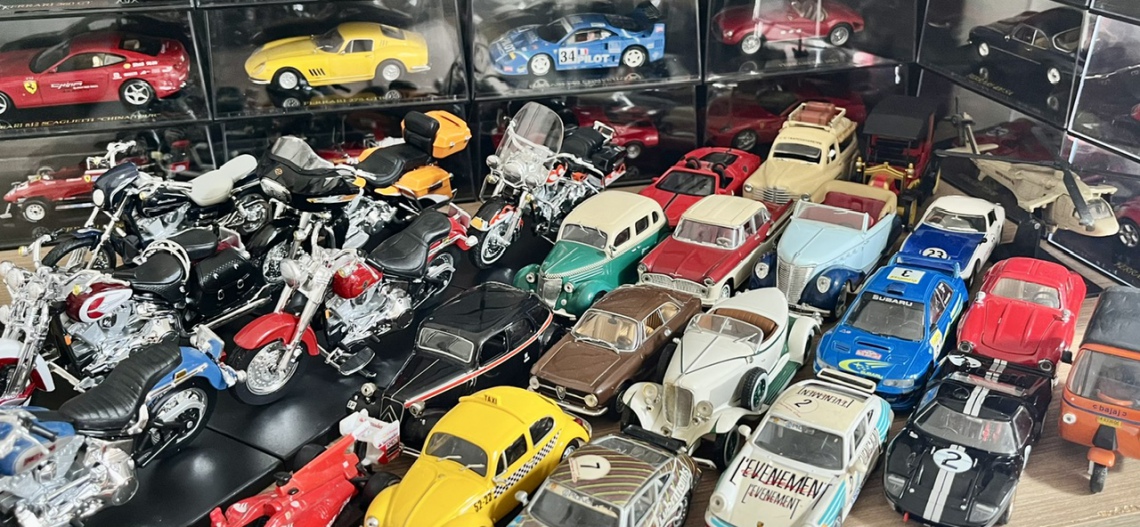 LEILÃO DE MINIATURAS COLECIONÁVEIS BONEQUINHA DE LUXO
