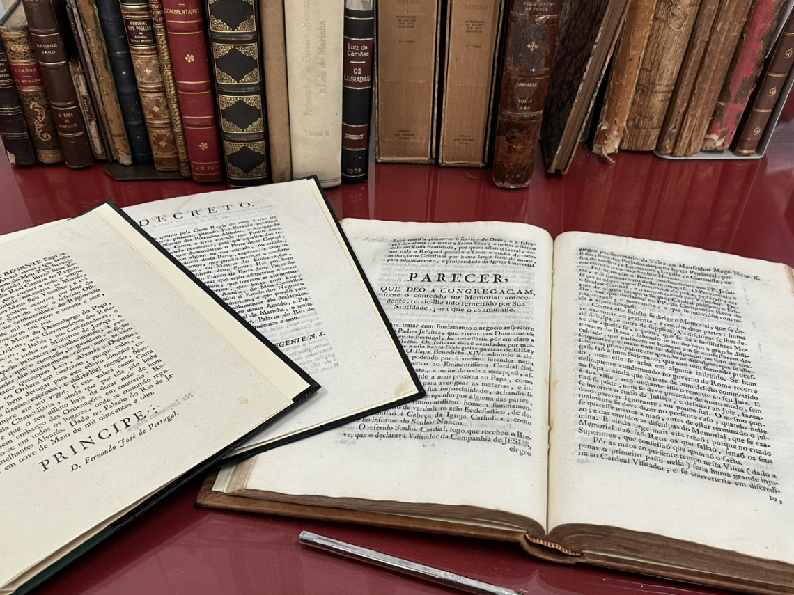 LEILÃO DE LIVROS RAROS, PRIMEIRAS EDIÇÕES DE LITERATURAS AUTOGRAFADAS, GRAVURAS E DOCUMENTOS.
