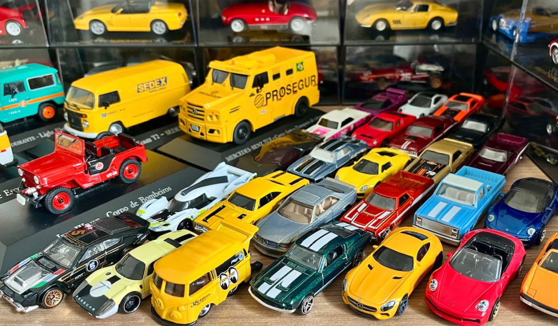 LEILÃO DE MINIATURAS COLECIONÁVEIS BONEQUINHA DE LUXO